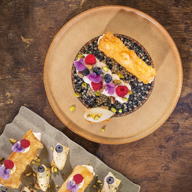 Rurka z kremem cytrusowym / mus pistacjowy